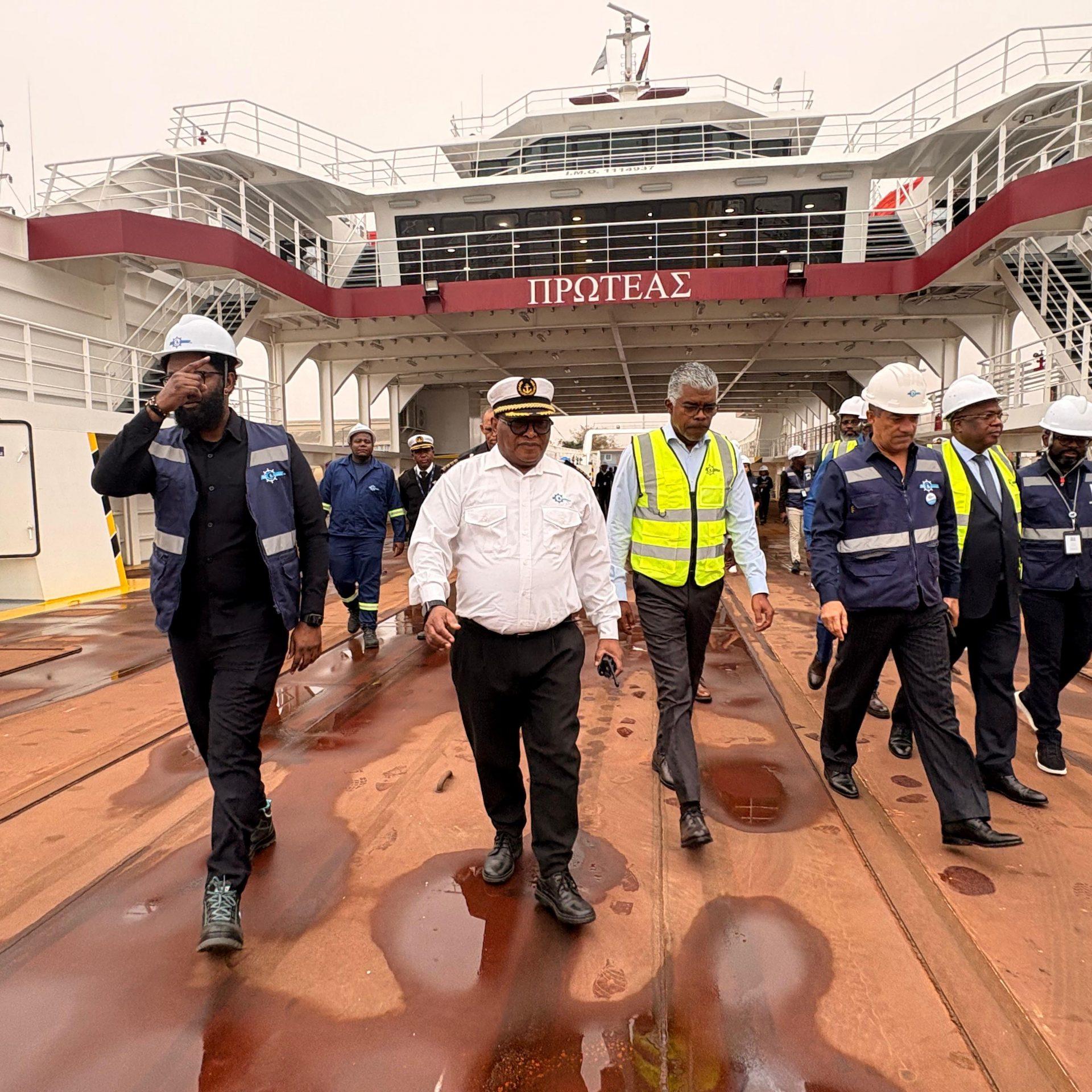 Ricardo Viegas D‘Abreu conhece o ferryboat Tchiowa, preparado para operar entre Soyo e Cabinda